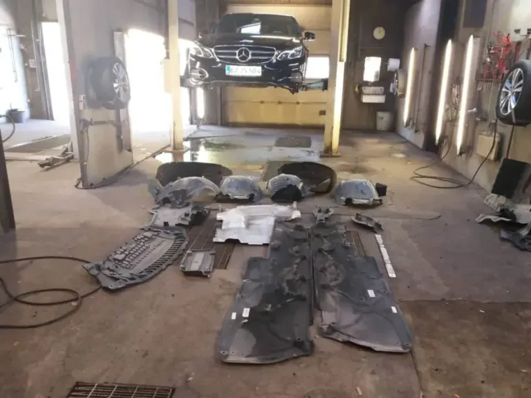 Afmonteret bil før undervognsbehandling hos Fyns Undervognscenter i Odense